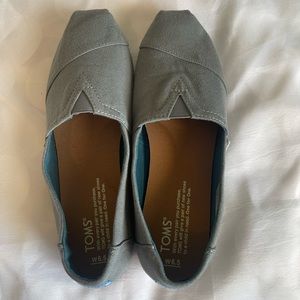 Women Grey Toms Size 6.5